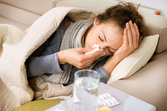 Jak odstranit plíseň na stěnách v bytě. Bolestivý stav, podobný nachlazení nebo alergickému záchvatu, může být způsoben spory plísní ve vzduchu.