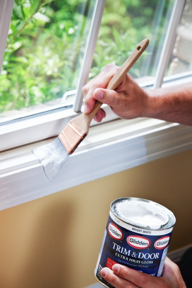 Jak odstranit plíseň na stěnách v bytě. Pokud máte dřevěná okna, dveře, svahy - pravidelně kontrolujte neporušenost jejich povlaku. V případě potřeby je pokryjte čerstvým nátěrem