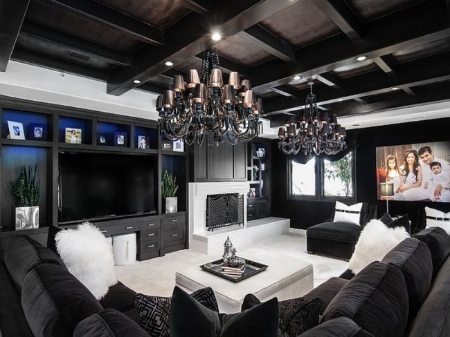 Černý strop v obývacím pokoji s bílým nábytkem: správný kontrast