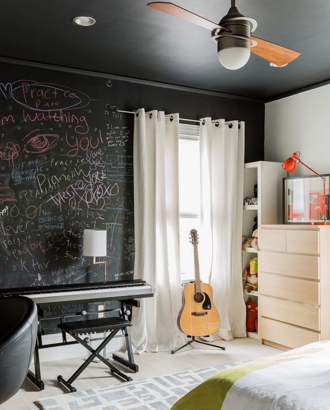 Černobílá studentská ložnice: světlá podlaha, nábytek a velká záclonová okna vytvářejí kontrasty