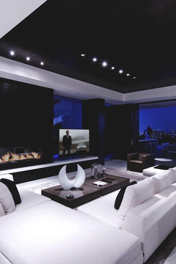 Černý zavěšený strop v minimalistické výzdobě obývacího pokoje