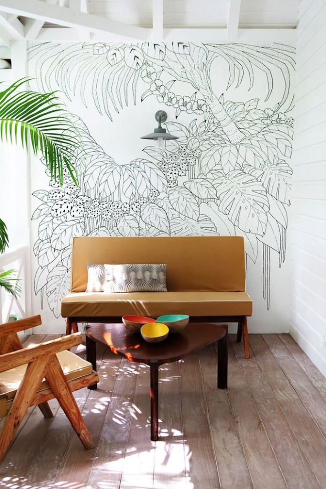 Зона за релакс с лека тропическа декорация на стени