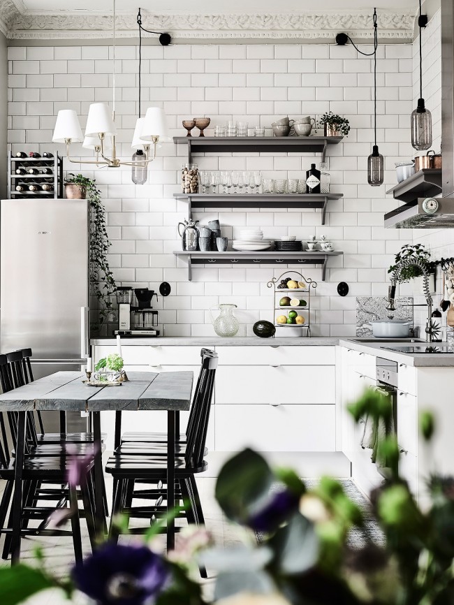 Malá a útulná skandinávská kuchyně v černobílých barvách