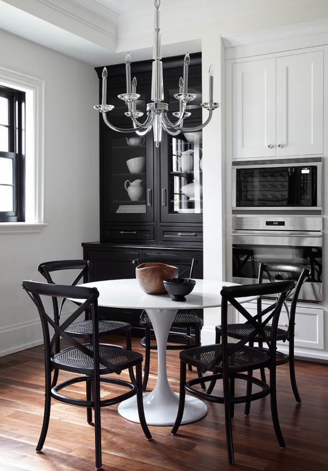 Útulná kombinace černé a bílé v interiéru kuchyně, kde je nejvíce cítit vliv klasiky