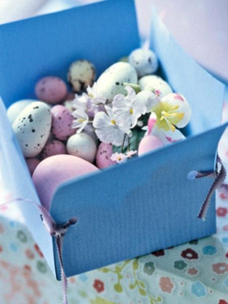 fajne dekoracje wielkanocne majsterkować kwiaty niebieskie pudełko jaj przepiórczych