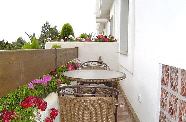 idées de décoration de balcon cool fleurs bambou table verre