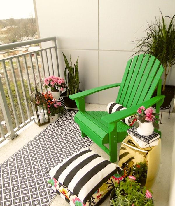 idées de décoration de balcon cool fleurs chaise verte colorée