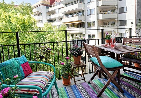 Idées de décoration de balcon cool fleurs tapis à rayures colorées