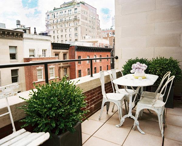 idées de décoration de balcon cool fleurs élégant arbuste décoratif raffiné