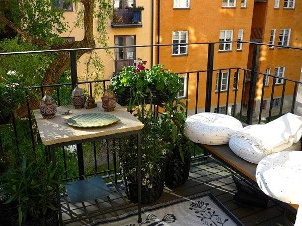 idées de décoration de balcon cool fleurs oreillers blancs