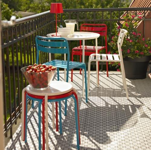 fajne pomysły na meble balkonowe kolorowe krzesła kolorowe