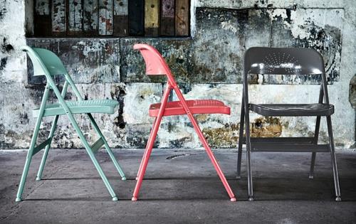 fajne pomysły na meble balkonowe składane krzesło kolorowe