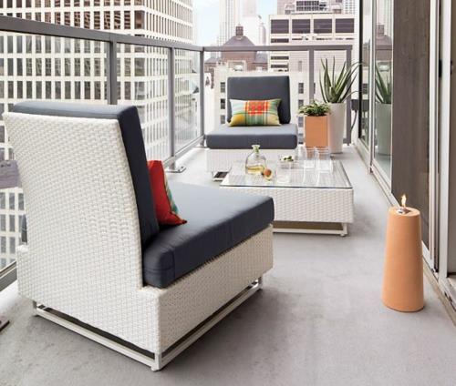 fajne pomysły na meble balkonowe stół stolik kawowy poduszki na fotel
