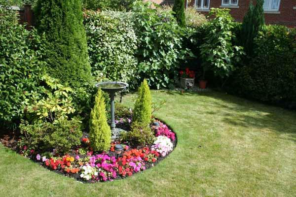 Les parterres de fleurs design de jardin frais créent des accents colorés