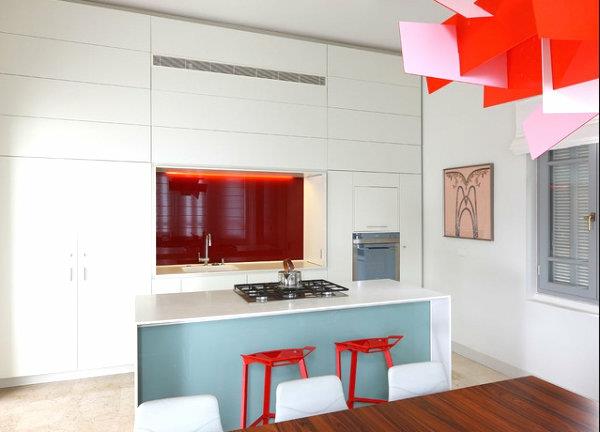fajne wnętrze w jasnych kolorach kuchnia zabudowana szafka kuchenna czerwona