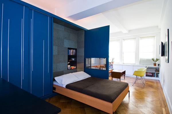 fajne małe apartamenty w kolorze niebieskim z wysuwaną ramą łóżka z drewna