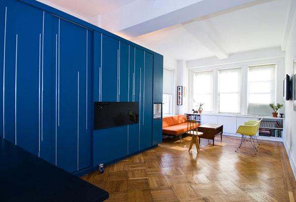 fajne-małe-apartamenty-niebieskie-szafa do zabudowy-wysuwane łóżko