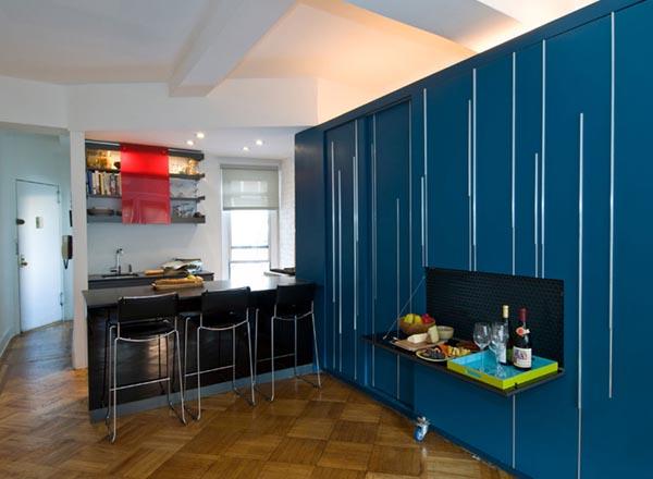 fajne małe apartamenty niebieska szafa wnękowa składany stół jadalnia