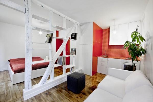 fajne małe apartamenty czerwone akcenty białe drewniane podłogi w sypialniach