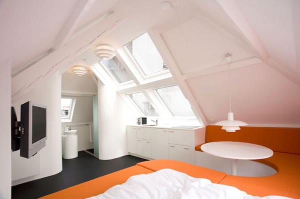 fajne małe apartamenty białe pomarańczowe wyposażenie okna poddasze