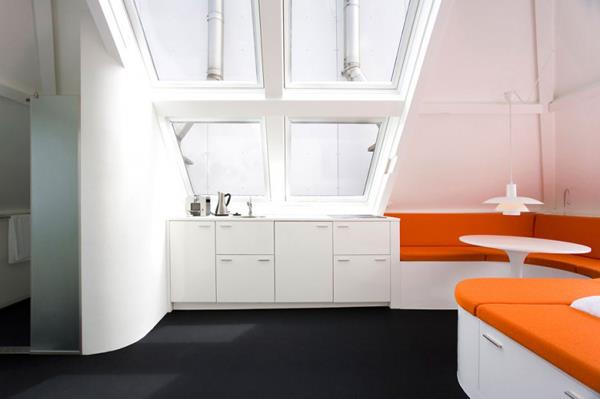 fajne małe apartamenty białe pomarańczowe meble poduszki wygodne okna