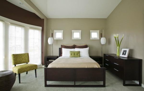 fajna kolorystyka sypialni akcenty brązowa rama łóżka