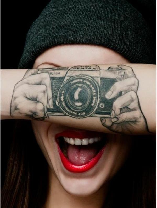 fajne tatuaże przedramię aparatu 3d