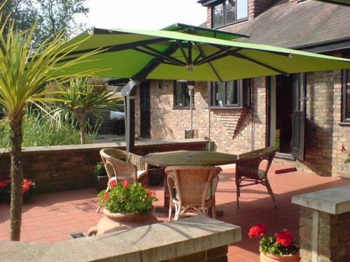 fajne pomysły na meble ogrodowe balkonowe parasol przeciwsłoneczny