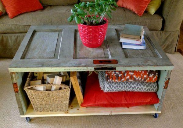 Construisez votre propre table basse à partir d'une vieille porte