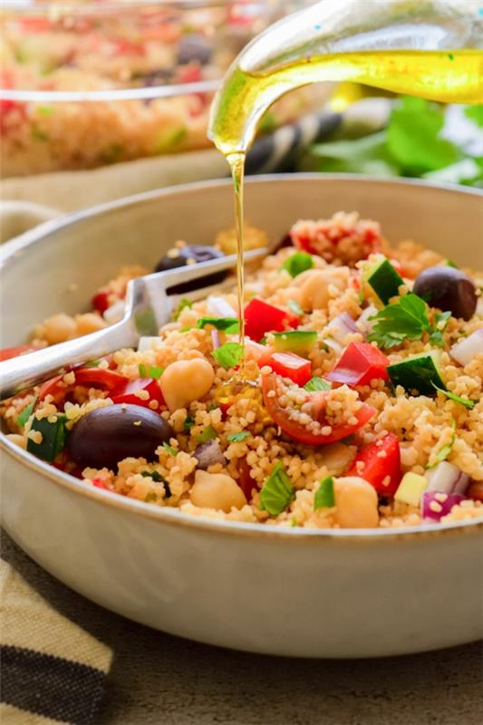Préparer le couscous végétalien aux olives de pois chiches