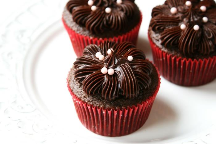 Cuisson de cupcakes décorant des muffins au cacao