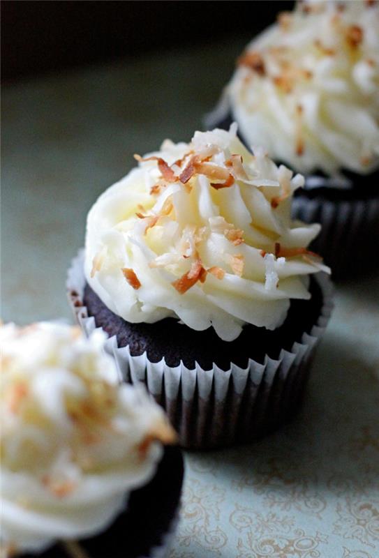 cupcakes cuire des muffins frais à la noix de coco