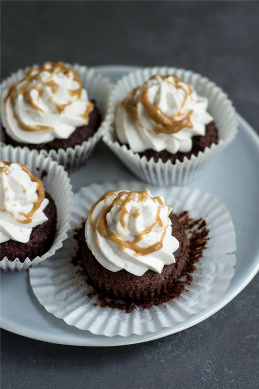 Cuisson de cupcakes à la crème de noix de coco caramel