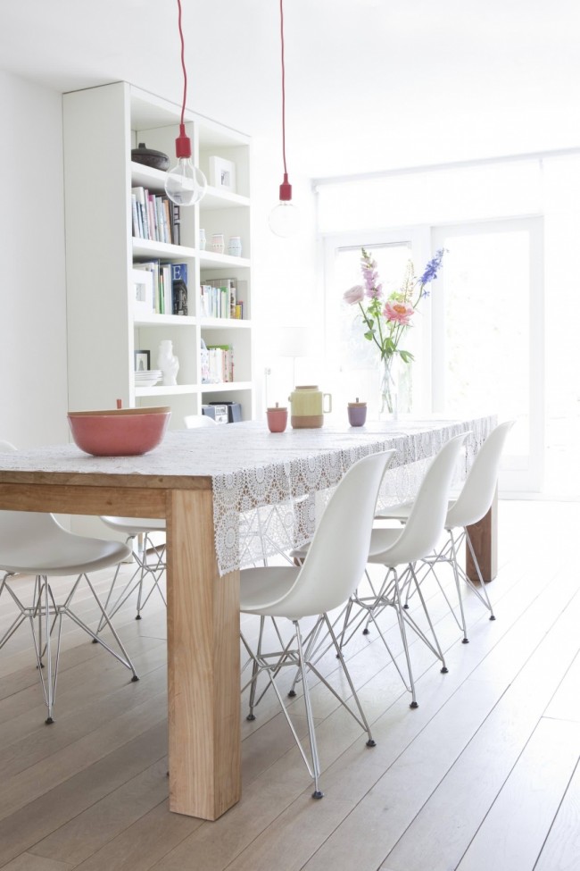 Цвят на избелен дъб. Дъбова проста правоъгълна маса за хранене в кухня в скандинавски стил