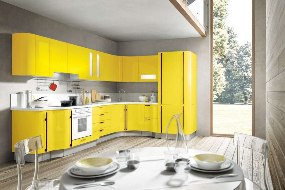 Žluté prvky vypadají v této kuchyni stylově