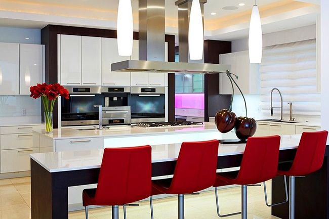 Der auf Kontrast gebaute Innenraum ist optisch ansprechend. Daher ist die Farbe von Wenge in der Küche in Kombination mit hellen Möbeln und Geräten eine ausgezeichnete Wahl.
