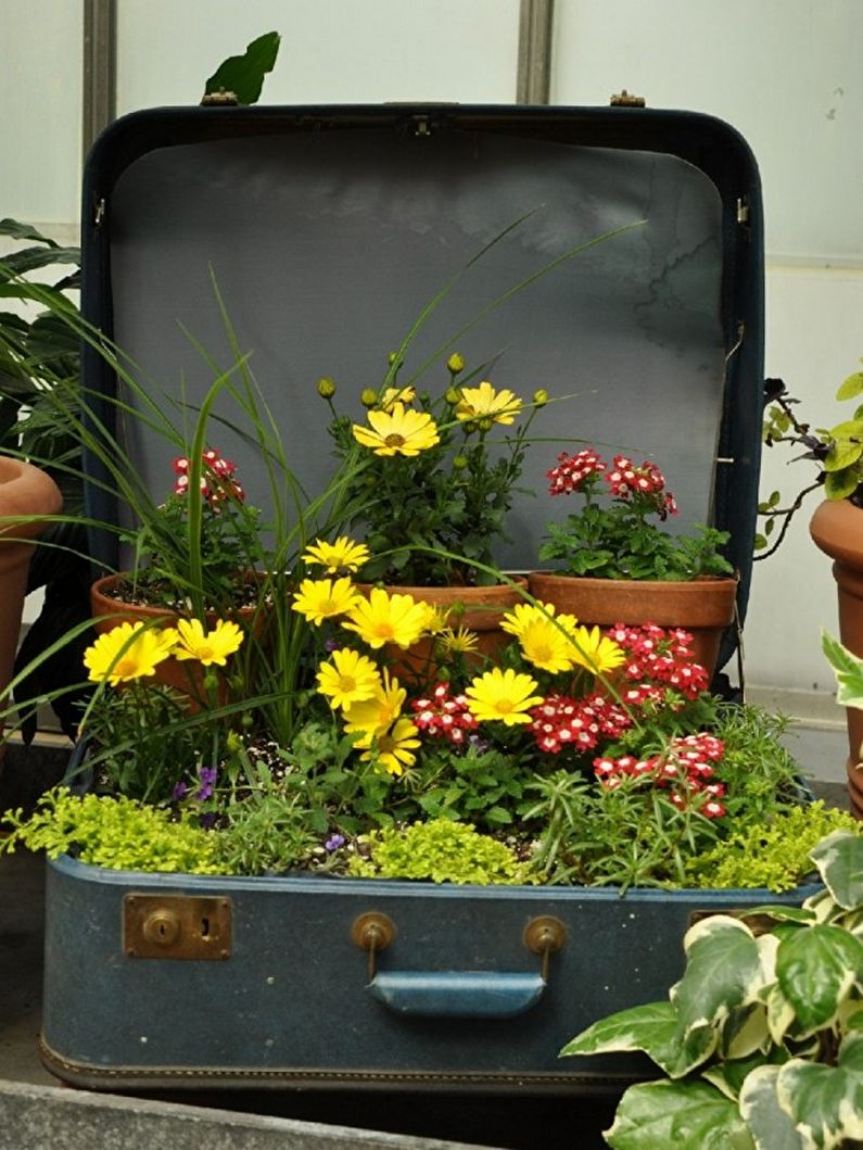 Цветя за лятна резиденция - Цветна градина с помощта на стари неща