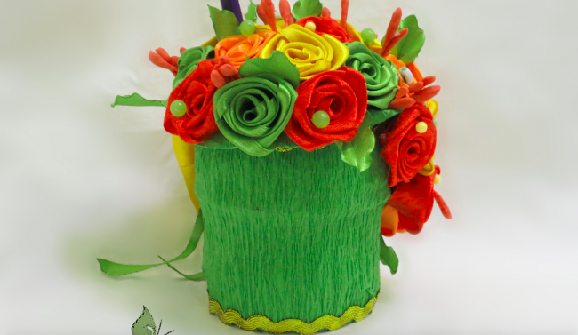 Origineller Blumenstraußkorb mit Kunstblumen aus Satin