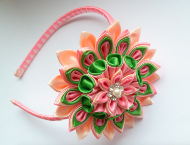 Wunderschöner Creolen mit einer großen leuchtenden Blume aus Satin