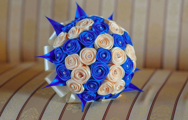 Akzent-Bouquet in Blau- und Beigetönen