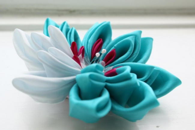 Kontrastierende helle Blume, hergestellt mit der Kanzashi-Technik