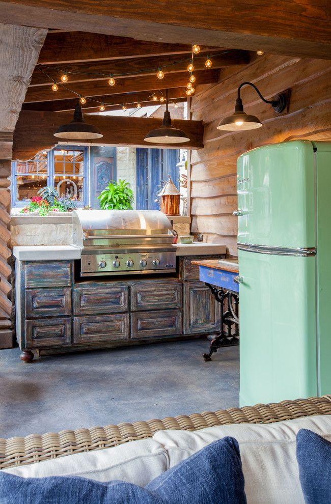 Кухнята-студио с винтидж мотиви перфектно допълва хладилника в пастелен ментов цвят