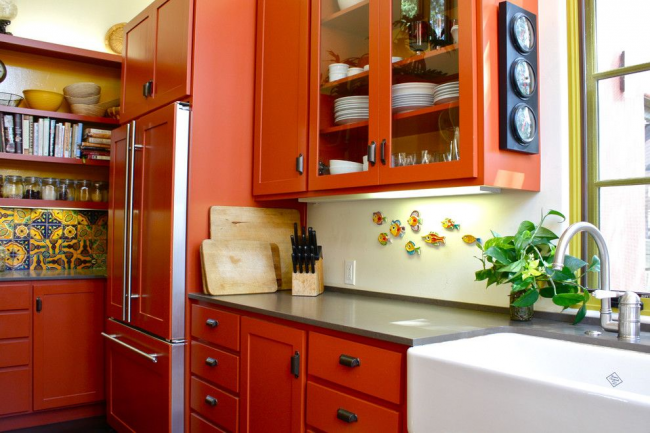 Вграден хладилник в ярко оранжева кухня
