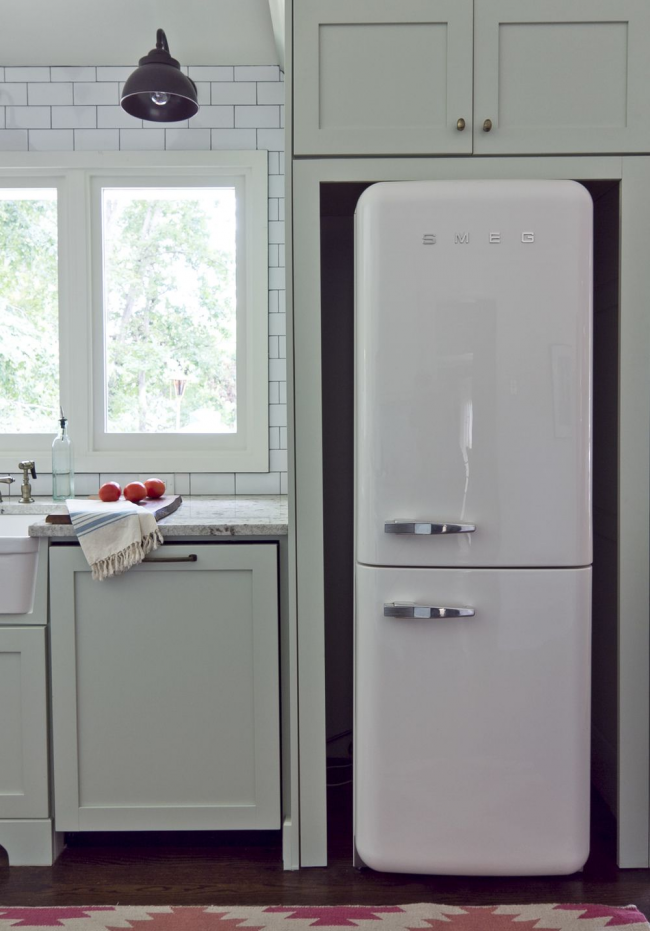 Голям марков хладилник със студен млечен нюанс