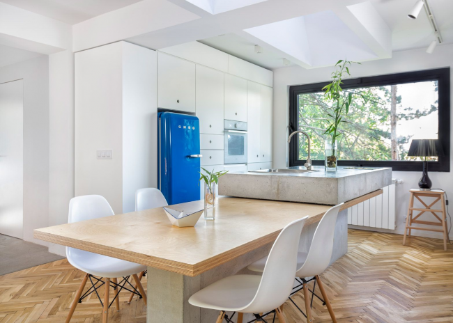 Светла просторна кухня с ярък акцент върху синия хладилник