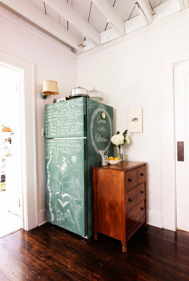 Необичаен зелен хладилник, проектиран като дъска за бележки, където можете да запишете всички неща, които трябва да направите днес с тебешир