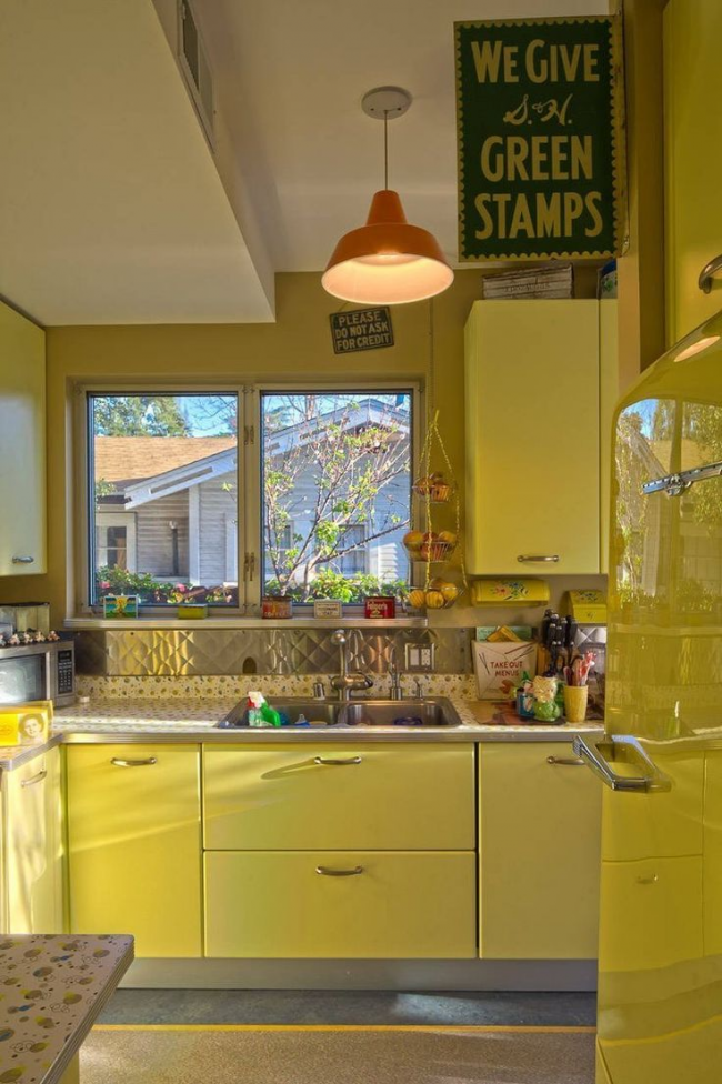 Ярък хладилник със сочен маслинен цвят в малка кухня на частна къща