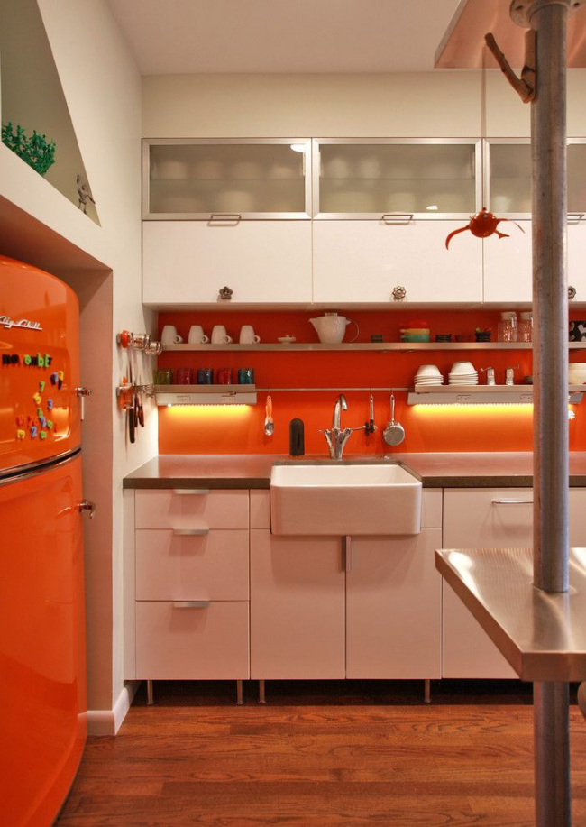 Оранжев хладилник, който съответства на кухненската престилка с осветление в малка кухня