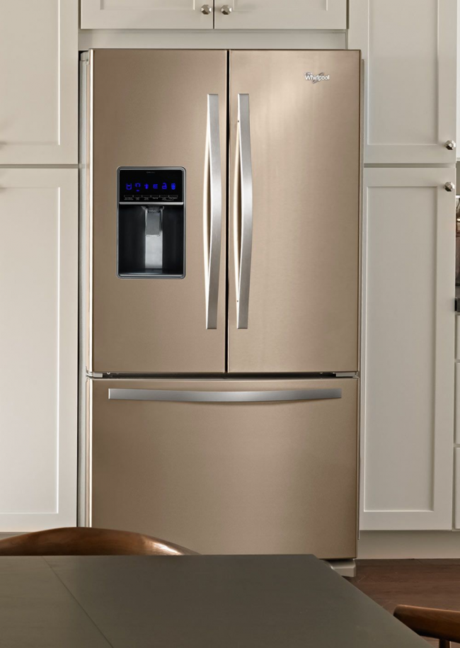 Голям вграден хладилник в метална сянка върви добре с леки кухненски комплекти