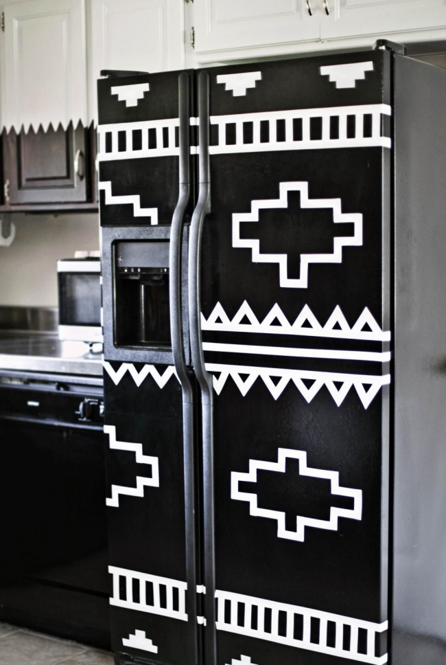 Можете да създадете уникален декоративен дизайн за вашия хладилник, като използвате обикновена боя.
